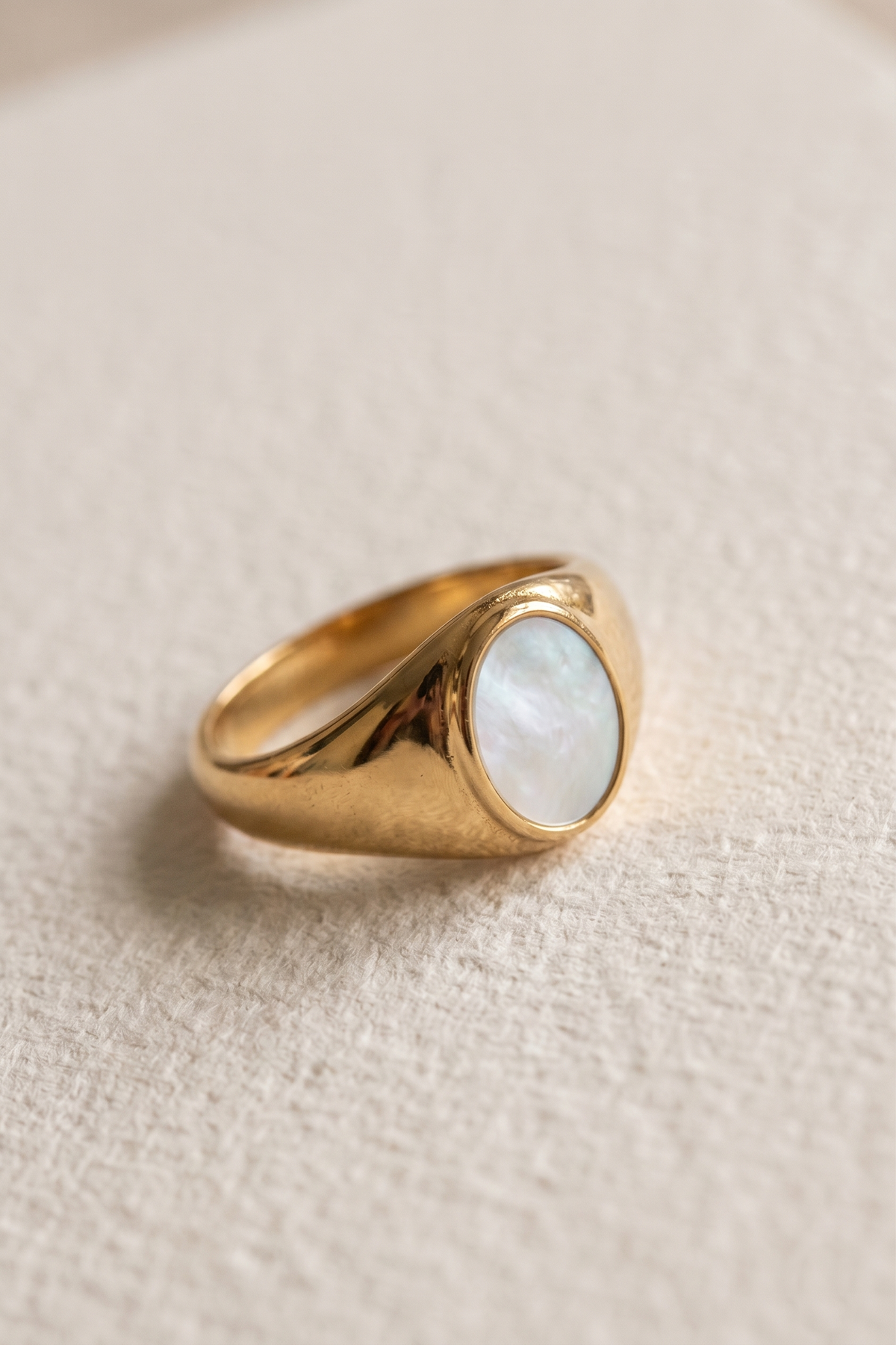 Witte ingelegde ring met parelmoer