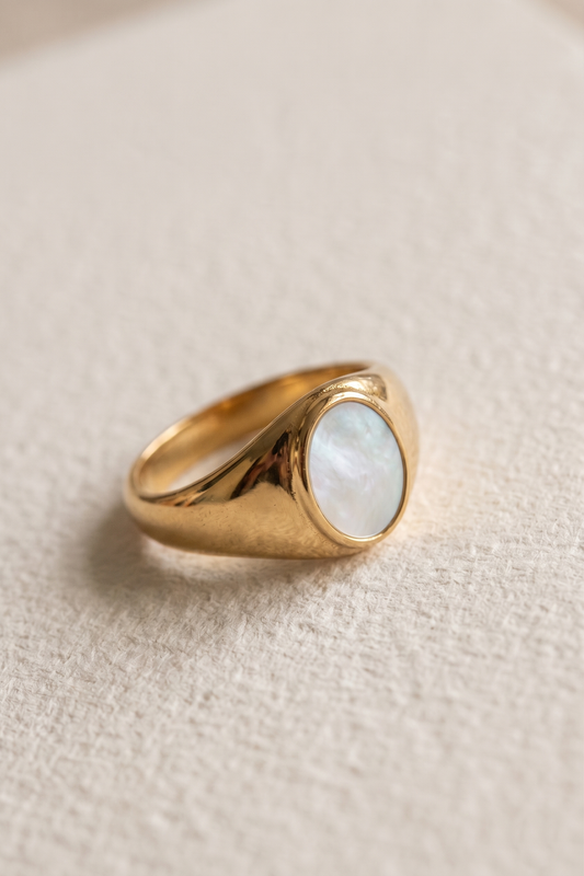 Witte ingelegde ring met parelmoer