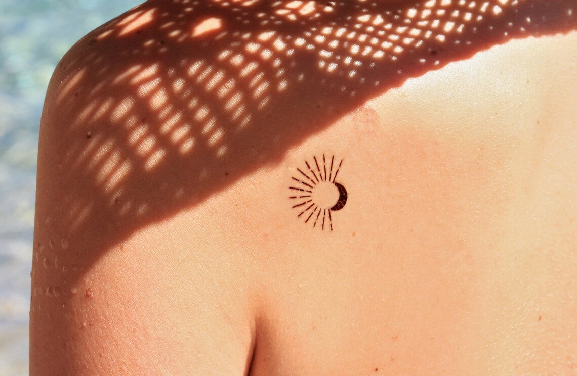 Tijdelijke tattoo van een maan en een zon met lichtstralen (set van 2)