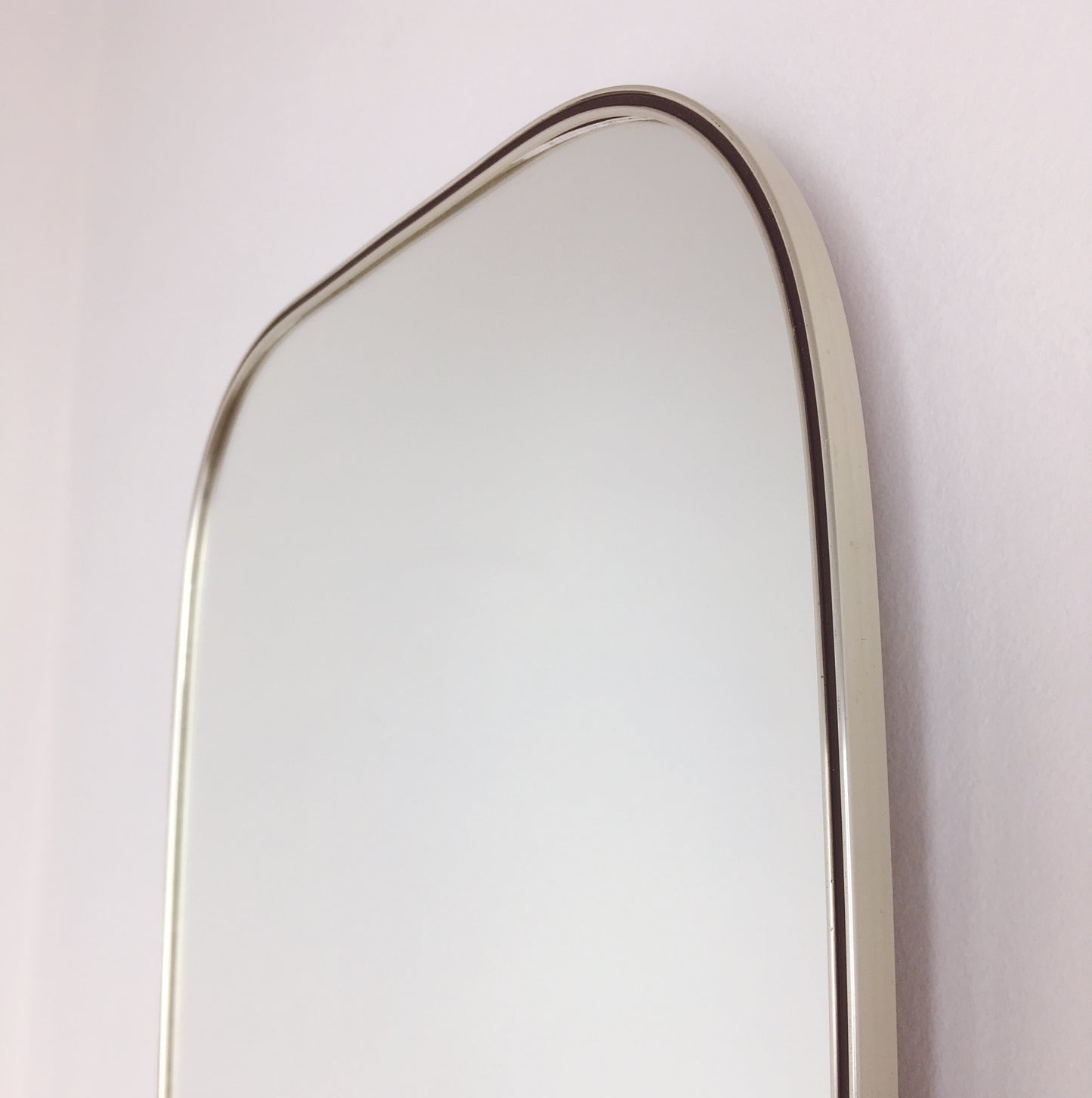 Ovale spiegel met metaalkleurig randje