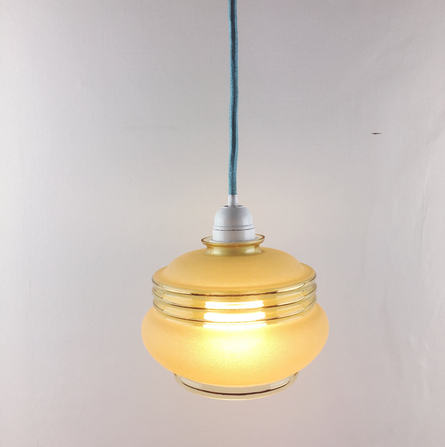 Glazen lampje met een goud randje & blauw snoer