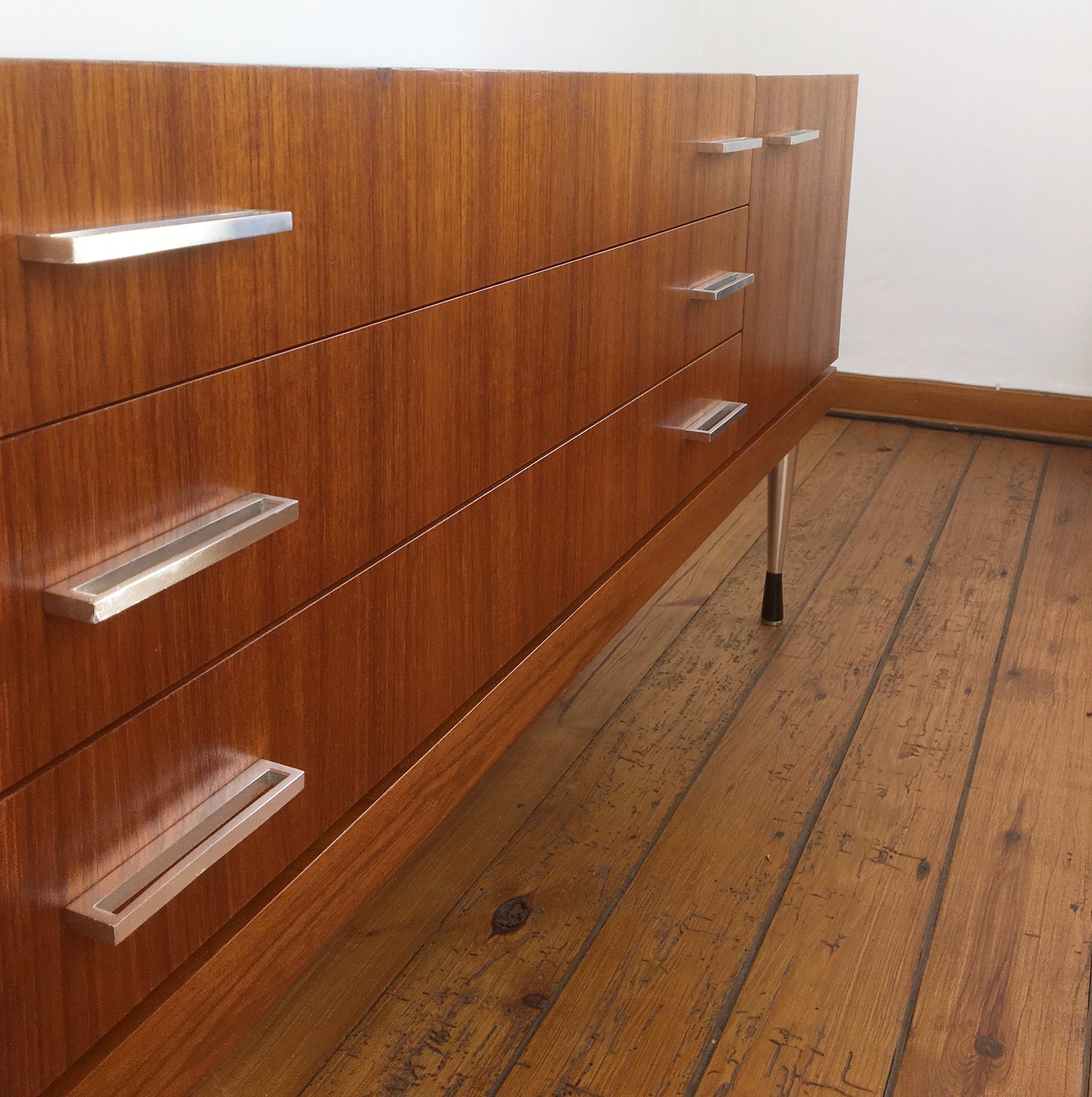 Upcycled Mid-century strakke buffetkast