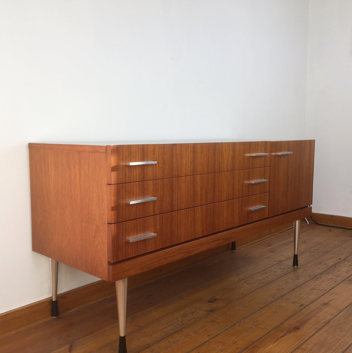 Upcycled Mid-century strakke buffetkast