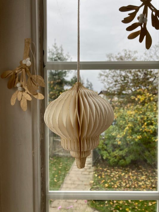 Kerstornament ecru met goudenrand  - handmade & fairtrade