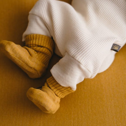Slofjes/booties amber yarn - mustard sunset  (0 - 6 M)